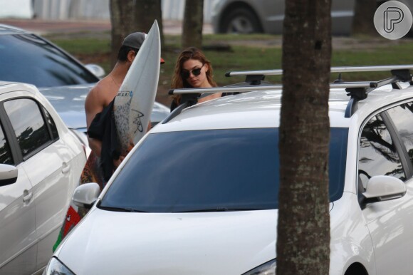 Isis Valverde acompanha o namorado, André Resende, em dia de surfe no Rio, nesta segunda-feira, 6 de junho de 2016