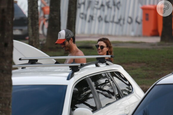 Isis Valverde acompanha o namorado, André Resende, em dia de surfe no Rio, nesta segunda-feira, 6 de junho de 2016