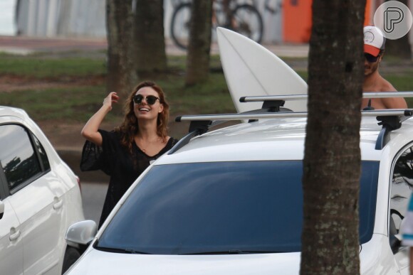 Isis Valverde acompanha o namorado, André Resende, em dia de surfe no Rio, nesta segunda-feira, 6 de junho de 2016