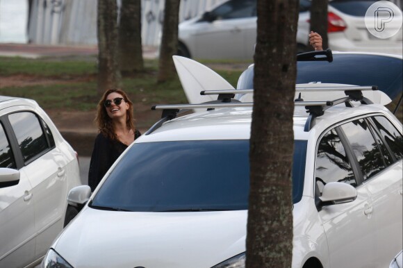 Isis Valverde acompanha o namorado, André Resende, em dia de surfe no Rio, nesta segunda-feira, 6 de junho de 2016
