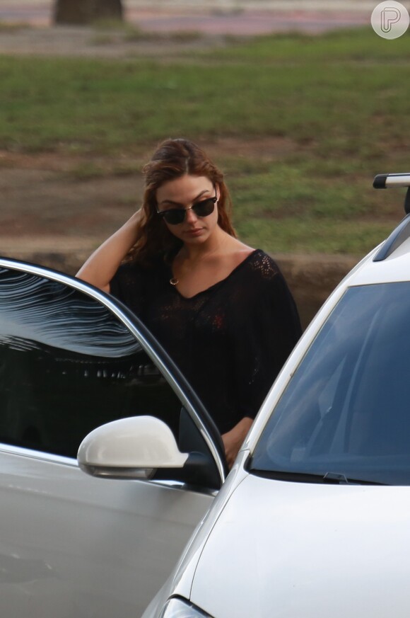 Isis Valverde acompanha o namorado, André Resende, em dia de surfe no Rio, nesta segunda-feira, 6 de junho de 2016