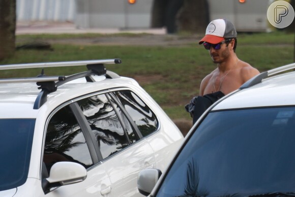 Isis Valverde acompanha o namorado, André Resende, em dia de surfe no Rio, nesta segunda-feira, 6 de junho de 2016
