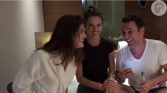 Alessandra Ambrosio, Isabeli Fontana e Fernanda Motta participaram de uma entrevista no programa 'Hotel Mazzafera'