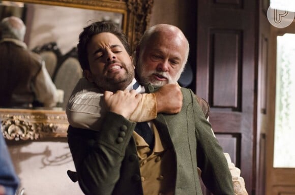 Miguel (Pedro Carvalho) é imobilizado por Osório (Jayme Periard) após levar um soco dele, na novela 'Escrava Mãe', em 14 de junho de 2016