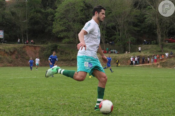 Com aliança de noivado, José Loreto participa de jogo de futebol em Miguel Pereira, no interior do Rio