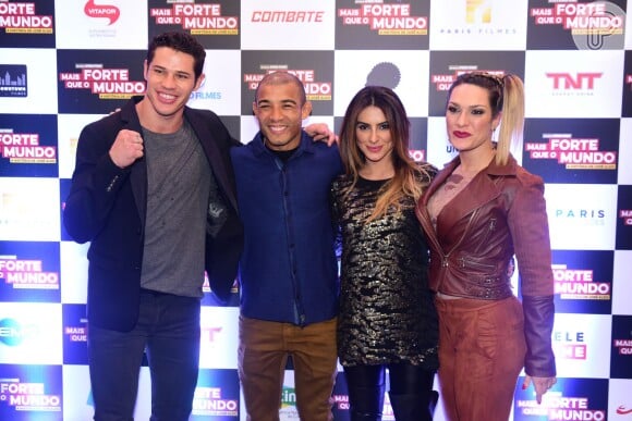 José Loreto posa ao lado de José Aldo, Cleo Pires e Vivianne Aldo, mulher do lutador, na pré-estreia do filme 'Mais Forte Que o Mundo', em São Paulo