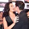 Débora Nascimento beija o marido, José Loreto, na pré-estreia do filme 'Mais Forte Que o Mundo', no qual ele interpreta o lutador José Aldo