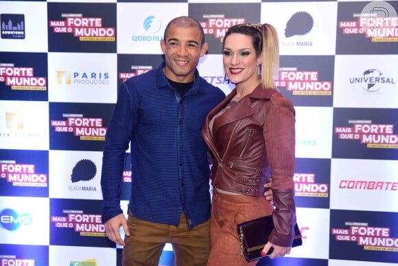 José Aldo e a mulher, Vivianne Aldo, na pré-estreia do filme 'Mais Forte Que o Mundo', em São Paulo, nesta segunda-feira, 6 de junho de 2016