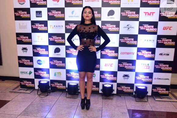Paloma escolheu look transparente preto para a pré-estreia do filme 'Mais Forte Que o Mundo', em São Paulo, nesta segunda-feira, 6 de junho de 2016