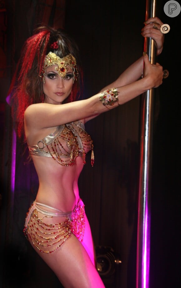 Flávia Alessandra exibiu seu corpo perfeito em 'Duas Caras' (2008) nas cenas em que sua personagem fazia performances de pole dance em uma boate