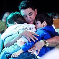 Pai de Cristiano Araújo diz que filhos do cantor ainda perguntam por ele:'Choro'