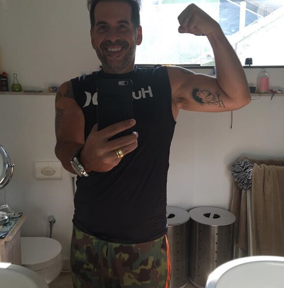 Leandro já usou a web para mostrar uma foto exibindo seus novos bíceps