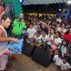 Durante a festa, Bruno Gagliasso sorteou vários presentes para as crianças do arquipélago
