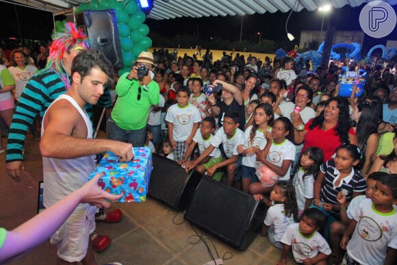 Durante a festa, Bruno Gagliasso sorteou vários presentes para as crianças do arquipélago