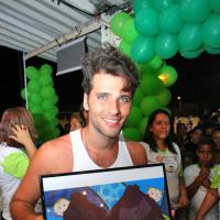 Bruno Gagliasso participa de festa beneficente em Fernando de Noronha