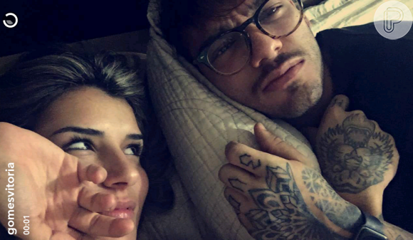 Lucas Lucco e Vitória Gomes posaram na cama durante a madrugada desta quarta-feira, 8 de junho de 2016