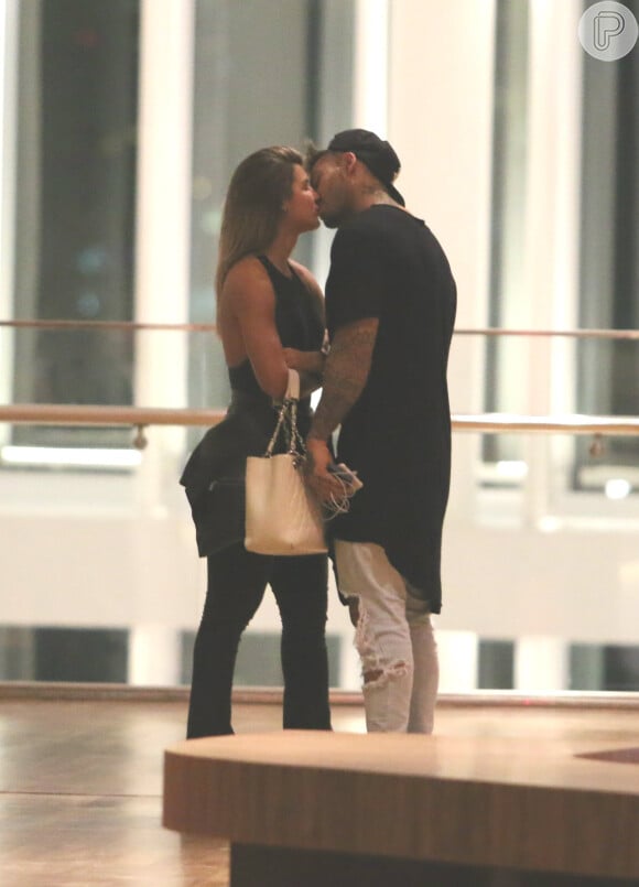 Lucas Luccofoi visto aos beijos com Vitória Gomes em um shopping carioca
