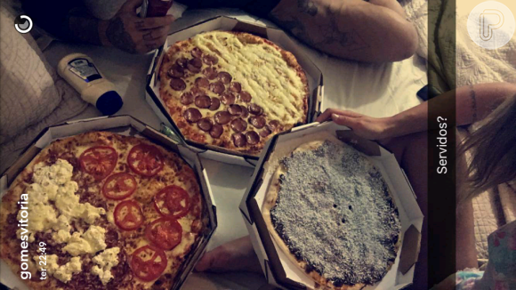Lucas Lucco e Vitória Gomes comeram pizza na madrugada desta quarta-feira, 8 de junho de 2016