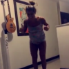 Vitória Gomes apareceu nas filmagens fazendo flexão no chão do quarto após comer pizza