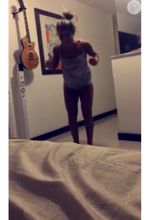 Vitória Gomes apareceu nas filmagens fazendo flexão no chão do quarto após comer pizza