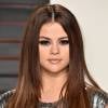 Antes de adotar a franja repicada, Selena Gomez já havia clareado os cabelos