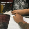 Ludmilla mostrou o momento em que fazia sua nova tatuagem no braço e mão em vídeos no Snapchat