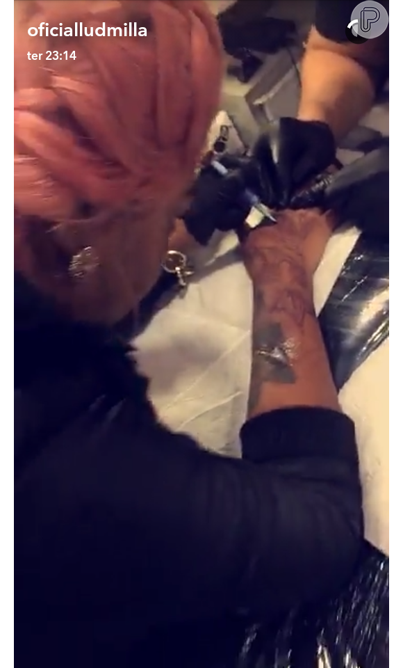 Ludmilla mostrou o momento em que fazia sua nova tatuagem no braço e mão em vídeos no Snapchat