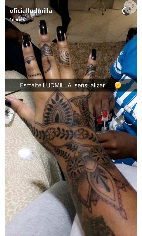 Ludmilla mostrou o resultado de sua nova tatuagem no Snapchat