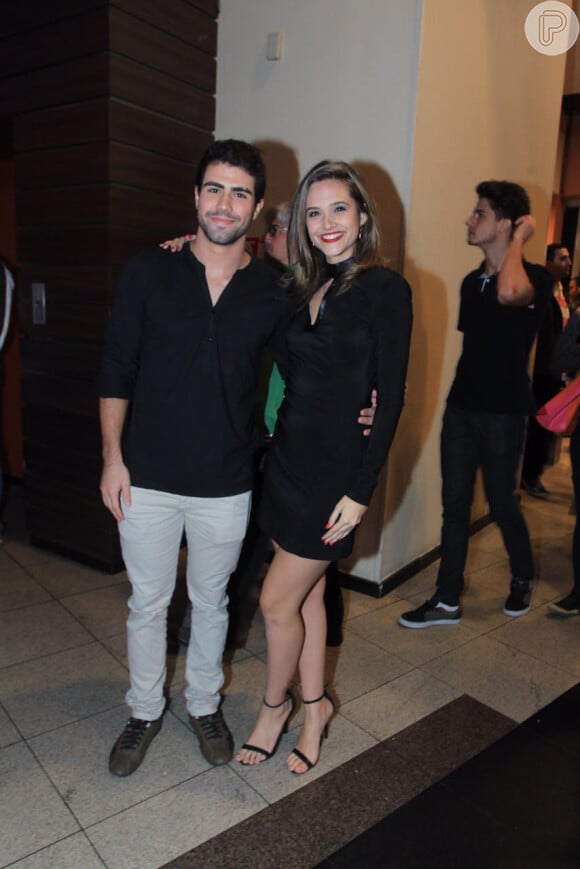 Juliana Paiva e o namorado, Juliano Laham, apostaram no preto para a pré-estreia