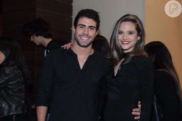 Juliana Paiva e o namorado, Juliano Laham, posaram juntos pela primeira vez durante a pré-estreia do filme 'Mais Forte que o Mundo', nesta quarta-feira, dia 08 de junho de 2016