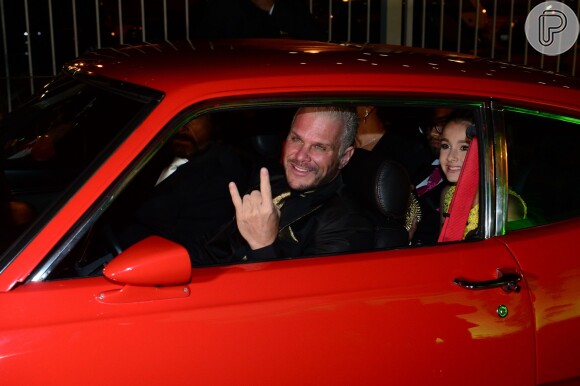 O noivo, Chico Campadello, chegou ao casamento de Léo Aquilla dirigindo um Maverick - modelo de carro antigo - vermelho