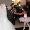 Para representar a diversidade, os noivos Léo Aquilla e Chico Campadello escolheram uma bailarina negra para levar as alianças na cerimônia de casamento. Ela entrou ao som da música 'Ave Maria'