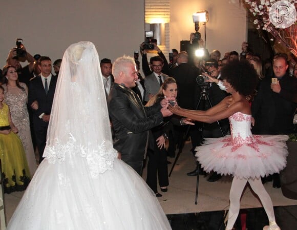 Para representar a diversidade, os noivos Léo Aquilla e Chico Campadello escolheram uma bailarina negra para levar as alianças na cerimônia de casamento. Ela entrou ao som da música 'Ave Maria'