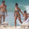 Felipe Roque se diverte na praia com a namorada, Aline Riscado, e com o filho dela, Rodrigo, de 7 anos