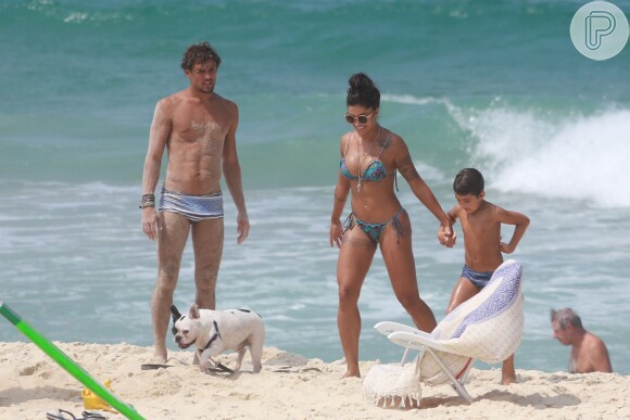 Felipe Roque se diverte na praia com a namorada, Aline Riscado, e com o filho dela, Rodrigo, de 7 anos