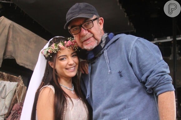 Anna Rita Cerqueira ao lado do diretor Rudi Lagemann no bastidor dos casamentos de Yarin e Noemi (Jéssika Alves), na novela 'Os Dez Mandamentos - Nova Temporada'