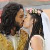 Yarin (Anna Rita Cerqueira) e Quenaz (Bruno Ahmed) trocam beijo após se casarem na novela 'Os Dez Mandamentos - Nova Temporada'