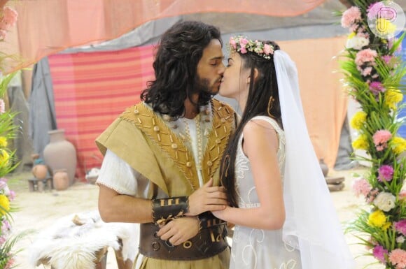 Yarin (Anna Rita Cerqueira) e Quenaz (Bruno Ahmed) trocam beijo após se casarem na novela 'Os Dez Mandamentos - Nova Temporada'