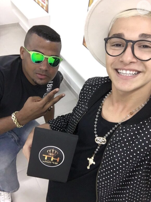O cantor recentemente comprou um terço de ouro, no valor de R$ 35 mil