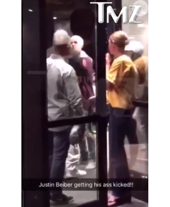 Em vídeo divulgadp pelo site 'TMZ', Justin Bieber aparece sendo puxado e levando um soco de um homem. Ele tenta revidar e cai no chão, enquanto pessoas em volta tentam apartar a briga, na noite desta quarta-feira, 8 de junho de 2016