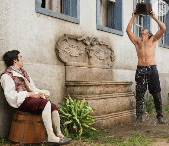 André (Caio Blat) fica desconcertado ao ver Tolentino (Ricardo Pereira) sem camisa, na novela 'Liberdade, Liberdade'