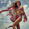 Thaila Ayala usou modelos de estampas coloridas da grife Morena Rosa Beach
  