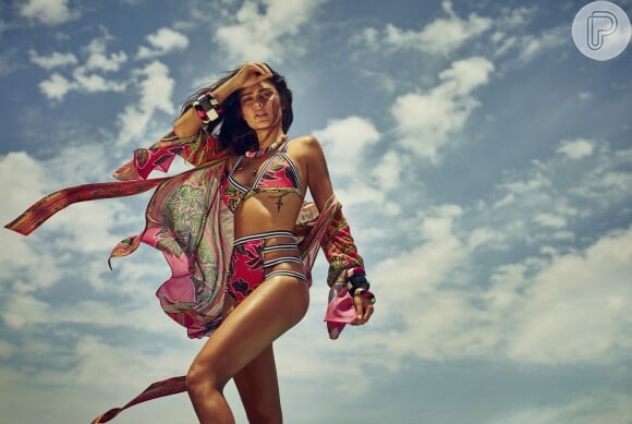 Thaila Ayala usou modelos de estampas coloridas da grife Morena Rosa Beach
