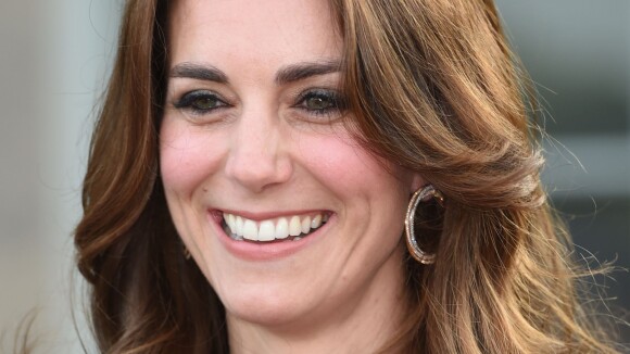Kate Middleton usa brincos de R$ 192 mil de ouro e diamantes em evento. Fotos!
