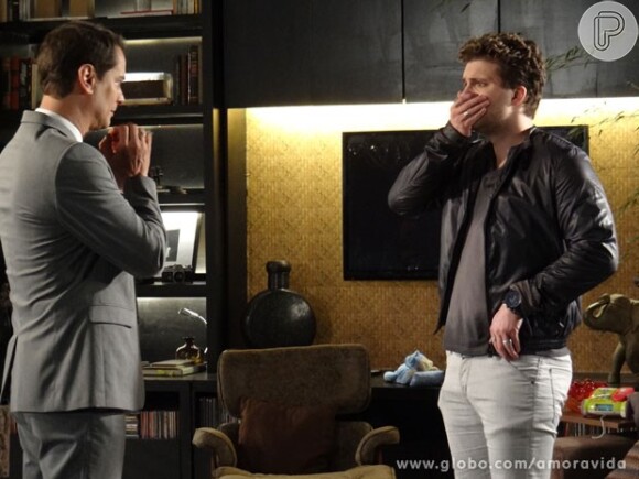 Niko (Thiago Fragoso) percebe que Eron (Marcello Antony) está apaixonado por Amarilys (Danielle Winits) em 'Amor à Vida'
