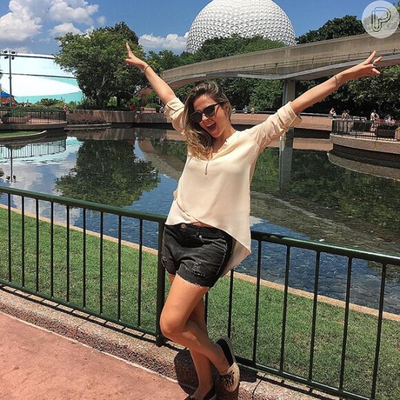 Ana Paula Renault se divertiu recentemente nos Parques da Disney, onde foi reconhecida por fãs