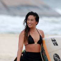Daniele Suzuki troca de roupa e ajeita biquíni após surfar em praia. Veja fotos!