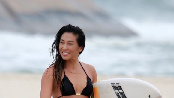 Daniele Suzuki troca de roupa e ajeita biquíni após surfar em praia. Veja fotos!