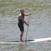 Leandro Hassum mostra desenvoltura ao praticar stand-up paddle depois de emagrecer 62kg