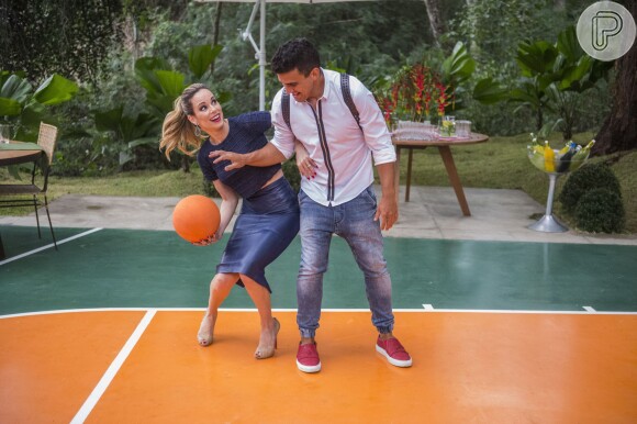 André Marques joga basquete com Ana Furtado nos bastidores do 'É de Casa', exibindo os seus 75kg a menos depois de fazer cirurgia de redução de estômago em janeiro de 2014